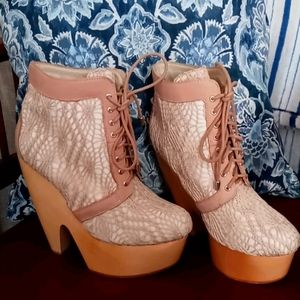 Adorable ankle boots.